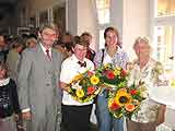 Dekan Stier mit Frau  Häußermann, Rudolph, Zinßer, die die Ausstellung gestaltet und den Katalog erstellt haben